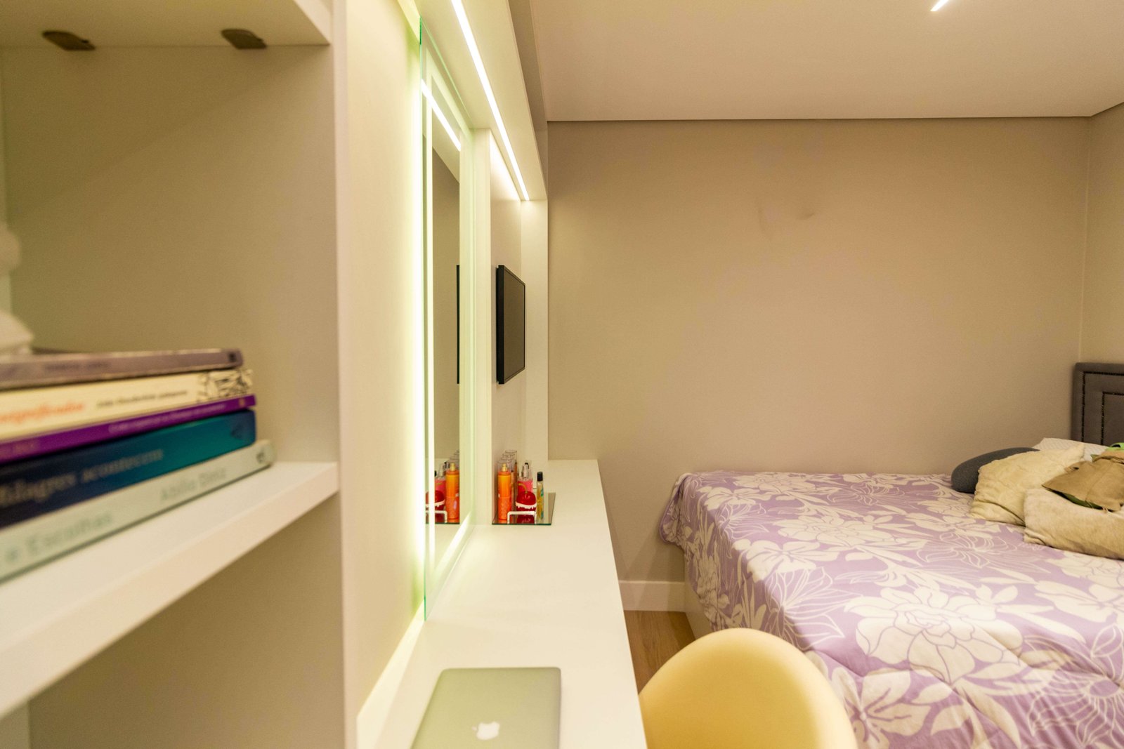 Close na bancada de maquiagem (penteadeira) branca, destacando o espelho com moldura de LED frontal embutida, ideal para maquiagem.