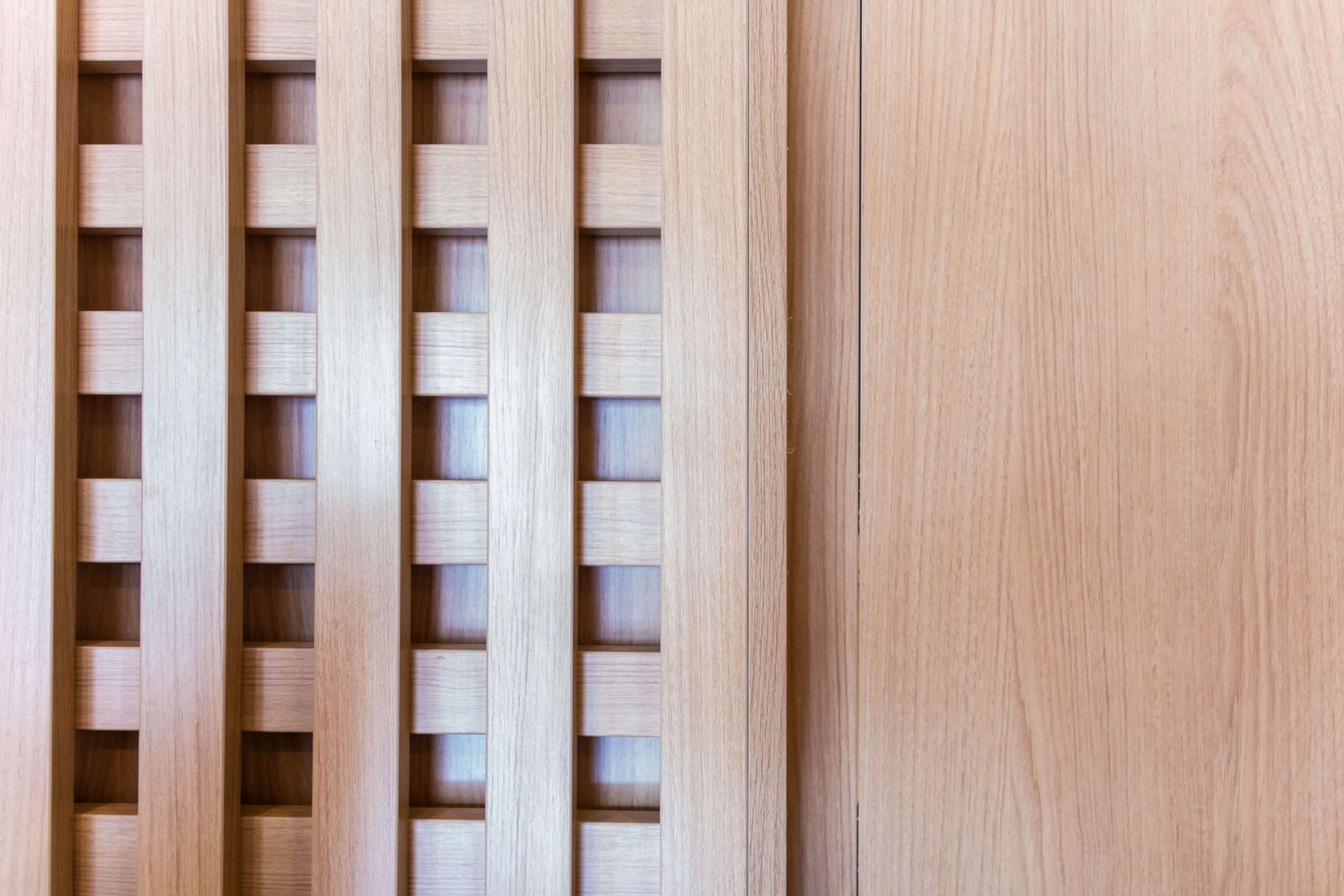 Detalhe de acabamento em madeira de marcenaria sob medida da Zogbi Móveis em São Paulo, exibindo painel ripado e texturas de alto padrão.