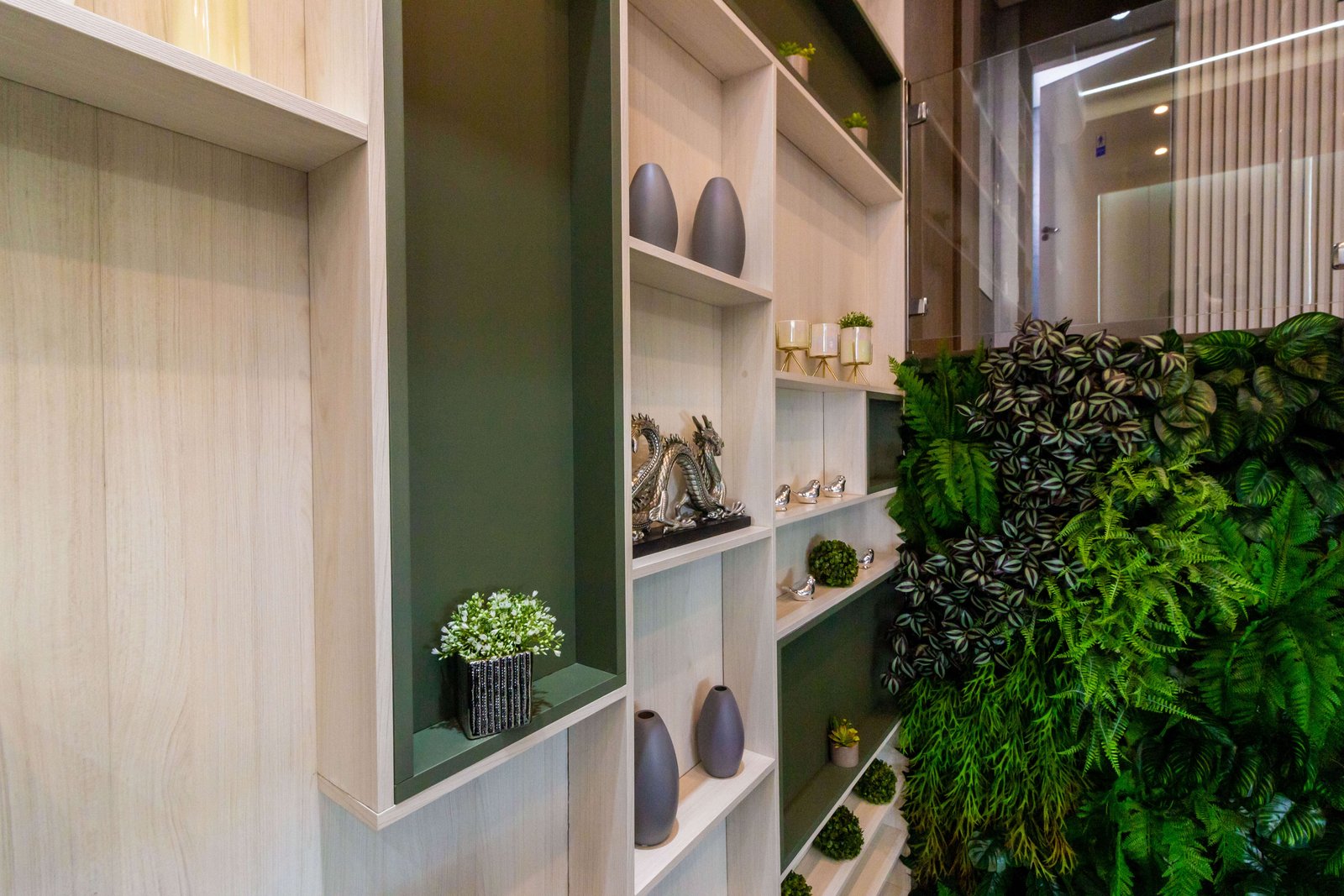 Conjunto de amostras de acabamentos da Brilhart Color e Colortec para projetos de marcenaria sob medida da Zogbi Móveis em São Paulo, exibindo texturas variadas e opções de cores.